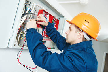 électricien répare panneau électrique